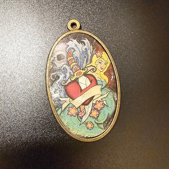 Tattoo Art Pendant Skull Cherry Blossoms Wave Dagger in the Heart - Picture 4 of 5